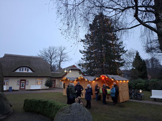 Weihnachtsmarkt Prerow mit Glühweinstand vor der Touristinformation