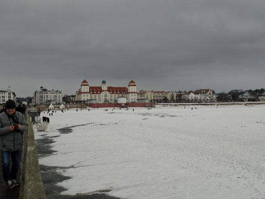 Zugefroren Ostsee in Binz an der Seebrücke mit Arosa Hotel
