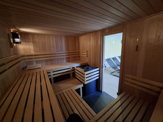 Sauna in der Ferienanlage Buchentraum Ferienwohnung Buchentraum 1/4 mit Blick durch die Tür in den Ruheraum