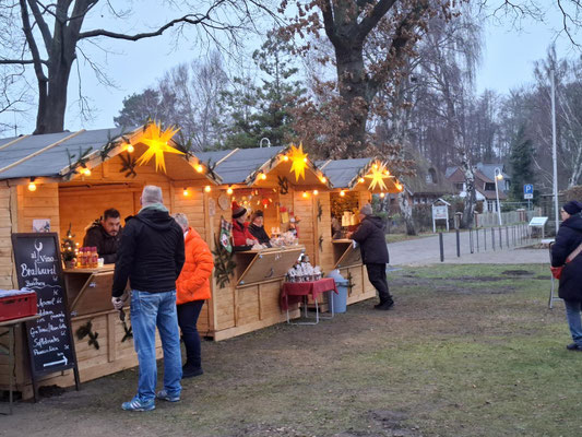 Weihnachtsmarkt Prerow vor der Touristinformation