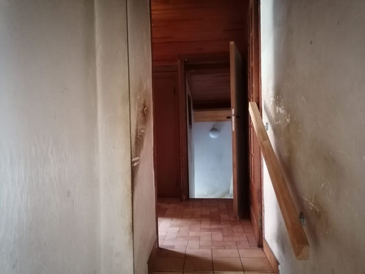 couloir donnant aux sanitaires