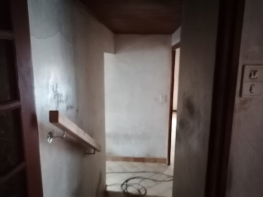 Couloir des sanitaires aux pièces de vie