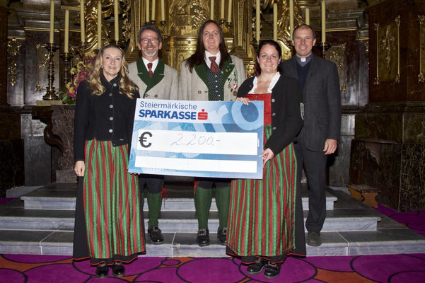 Kapellmeister Peter Forcher, Obfrau Birgit Pretterhofer und Pfarrer Anton Herk-Pickl mit der großzügigen Spendensumme.