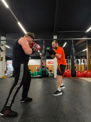 Mitglieder beim Sparring im Boxtraining in Mainz.
