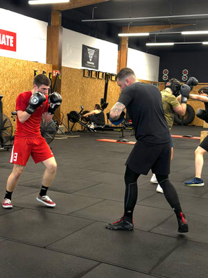 Mitglieder beim Pratzentraining im Fitnessboxen Kurs in Mainz.
