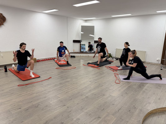 Mitglieder machen präventive Gesundheitsübungen im Rückenfitness Kurs in Mainz.