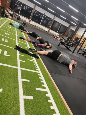 Teilnehmer entspannen sich im Yoga Kurs in Mainz.