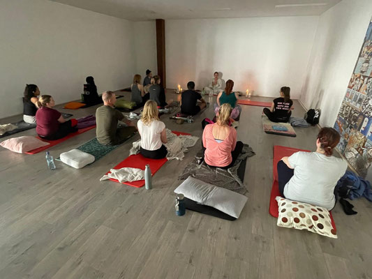 Mitglieder dehnen sich im Mobility und Gesundheitstraining Kurs in Mainz.