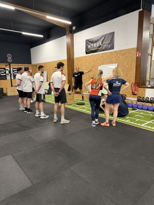 Trainer erklärt das Workout of the Day den Teilnehmern eines Functional Fitnesskurses in Mainz.