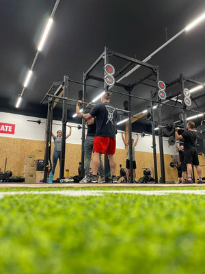 Functional Fitness CrossX Kurs mit Trainer und Teilnehmern im Gym in Mainz