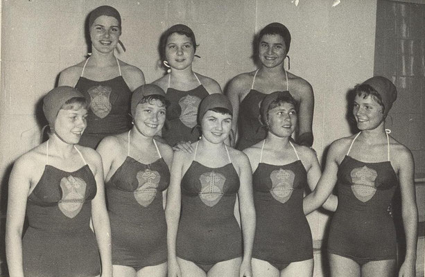 1957 1. Deutsche Meisterschaften Kunstschwimmen (hinten von li.: Ruth Range, Regina Dillmann, Gisela Fischer; vorne von li.: Christa Heckert, Waltraud Petermann, Karin Winkler, Ingrid Schmidt, Birgit Rosenhahn)