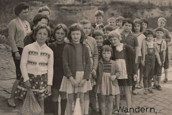 1965 Wandern, spielen, turnen (von li.: Fr. Andreas, Sabine Fink, Andrea Fiedler, ?, Verena Gerber, Christine Fauth, Cornelia Gerber, Annette Baloun, Karin Müller, Angela Unger, Sabine Gruner, Helmut Andreas; hinten von li.: ? Georg + Gisela Bockenheimer)