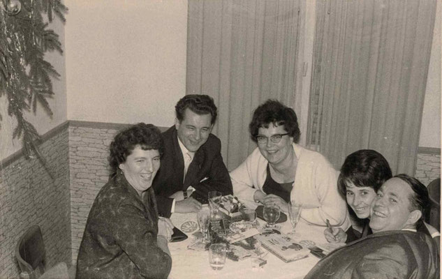 1963 Nikolaus im Deutschen Hof (von li.: Margot Baloun, Walter Baloun, Inge Fuchs, ?, Fritz Fuchs)