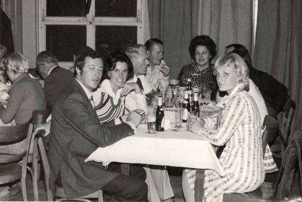 1977 Dankeschönfest (v.l. H. + Fr. Maisch, Willi Ötzel, ?, ?, Karin Zahn)