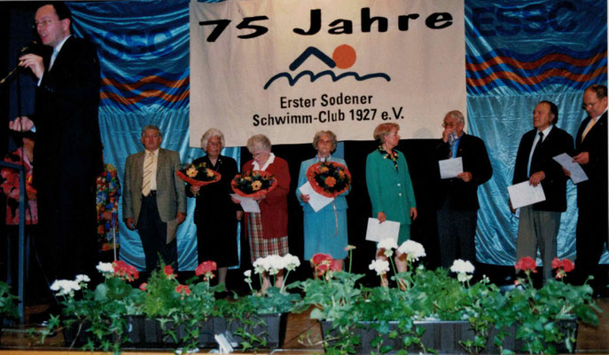 2002 75 Jahre ESSC - Ehrenmitglieder (v.l. Karl Heinz Butzbach, Ursula Dillmann, Marlene Kampfenkel, Gretel Lerch, Christa Bender, Fritz Fuchs, Karl Heiderich, Eugen Zahn)