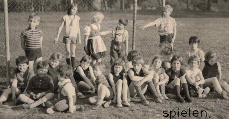 1965 Wandern, spielen, turnen (hi.v.l.: Georg Bockenheimer, Angela Unger, Annette Baloun, Helmut Andreas, ?; vorne v.l. Karin Müller, Christine Fauth, ?, Sabine Gruner, ?, Cornelia Gerber, ?, Gisela Bockenheimer, Sabine Fink, Susann + Andrea Fiedler)