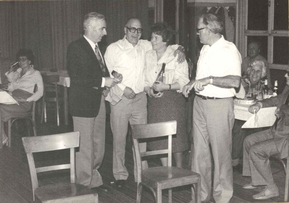 1977 Dankeschönfest (v.l. Eberhard Kampfenkel, Seppel Wäsch, Marlene Kampfenkel, Willi Ötzel; hinten li. Inge Fuchs, hinten re. Mia Heckert)