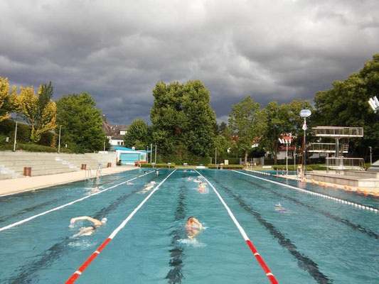 2015 24-Std-Schwimmen dunkle Wolken