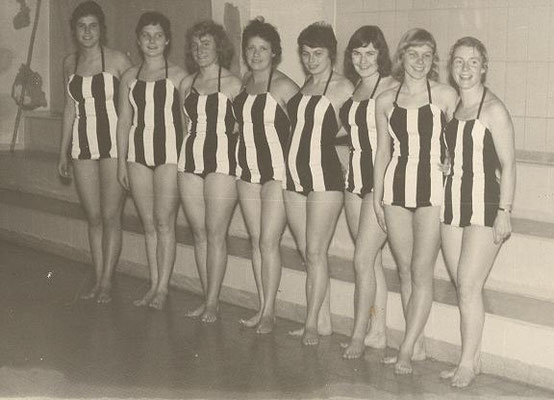 1960 Kunstschwimmen Hildesheim (von li.: Sigrun Gisart, Regina Dillmann, Ingrid Grün, Waltraud Petermann, Inge Baumgartl, Karin Winkler, Christa Heckert, Christa Schlede)