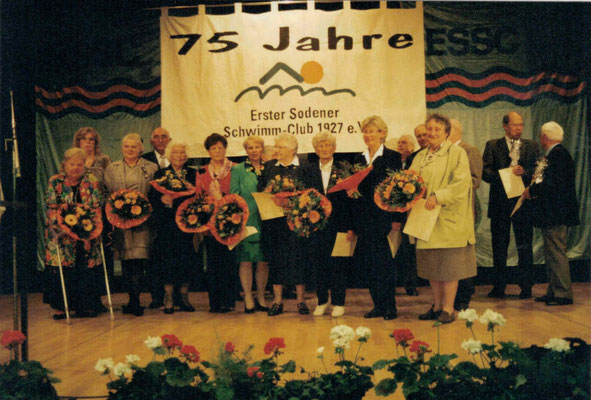 2002 75 Jahre ESSC - Ehrungen (v.l. Inge Meuser, Annette Gäßler, Irmelin Linke, Helmut Meuser, Ursula Dillmann, Marianne Geiss, Christa Bender, Hanna Range, Vera Wagenführ, Ute Schneider, Fritz Fuchs, Eugen Zahn, Ingrid Grün)