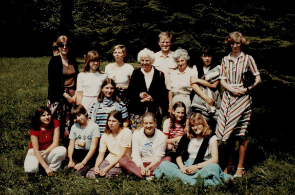 1981 Synchros in Rueil Malmaison (v.h.l. Annette, Gudrun Reukauf, Christa Bender, Mia Heckert, W.Gäßler, Fr.Osswald, Andrea Zimmermann, Marion Christ, Claudia Hoss, Renate Uecker, Johanna Thilenius, Uli Bender, Heidrun Horn, Petra Schaube, Heihe Zahn)