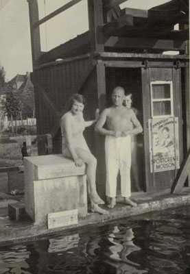 1927 Freibad unterm Sprungturm - Schwimmmeister Andreas Klinge