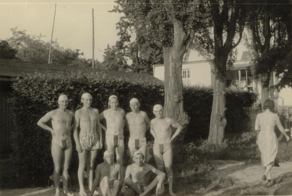 ca. 1955 Wasserballmannschaft der 50er Jahre (stehend von li.: Gerd Gorges, ?, Fritz Fuchs, Hermann Bockenheimer, Reinhard Bockenheimer; sitzend von li.: Hans Heckert, Helmut Meuser)