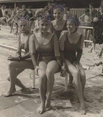 1964 8. Dt. Meisterschaften Kunstschwimmen Augsburg (von li. Gudrun Mützlitz, Brigitte Bisinger, Christa Bender, Helga Allenberg)