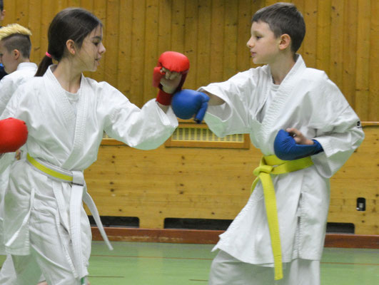 Fortgeschrittene Kampfkünstler beim Kumite 11-14 in 1100 Wien