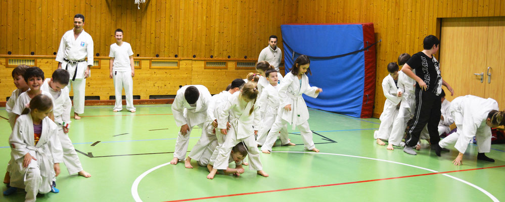 Kinder Karate Gruppen bei spielerischem Wettkampf, hier 3-6 und 7-10 Jahre beim Martial Arts