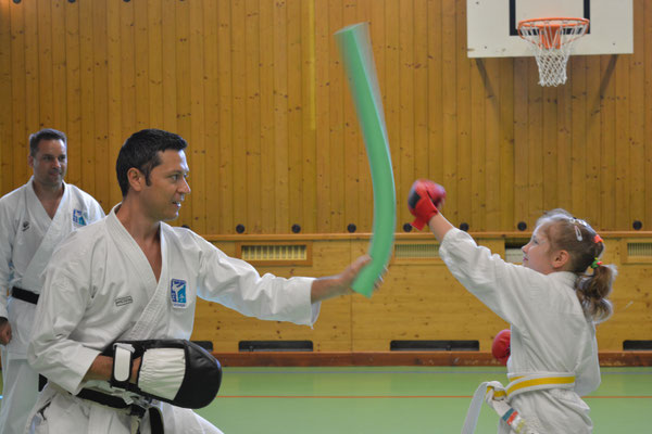 Partnerübungen Kumite, Kinderkarate, Kampfsport in Volksschule in Wien Favoriten