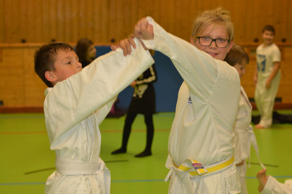 Kampfsport Parterübung Gymnasiasten, wie bei anderen Kampfkünsten wie Tae Kwon Do, Kung Fu oder Jiu Jitsu