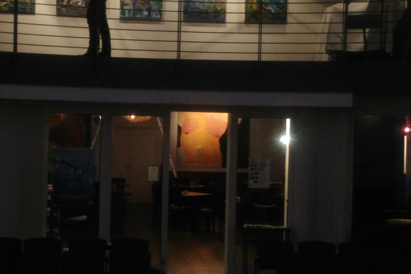 Der Blick aus der Kirche ins Café
