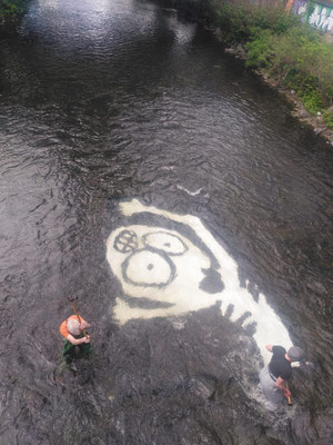 Installation LOOKDOWN (Wupper) 21.5.-4.6.2021, Das Ufer ist noch weit, PVC-Plane 400 x 600 cm