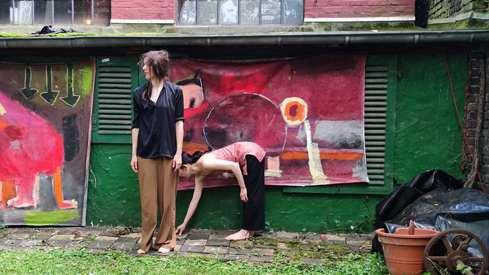 Sophia Otto und Narumi Saso (Tanz) vor Schuppenbildern