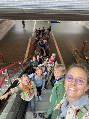 Reisegruppe auf der Rolltreppe