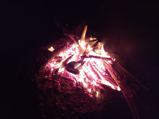 Feuerschein bei Nacht