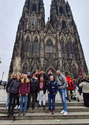 Pfadfindergruppe vor dem Dom