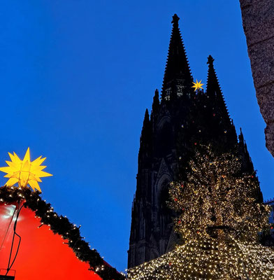 Dom bei Nacht im Vordergrund Weihnachtsmarktbuden 