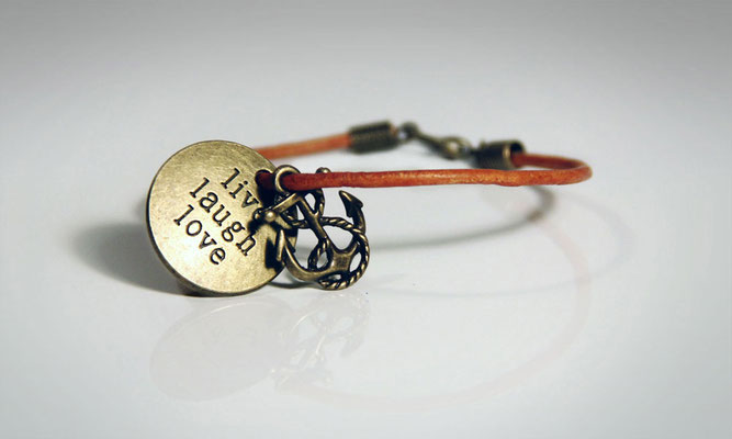 Handgemachtes oranges Armband mit Bronze Anker und Schriftzug