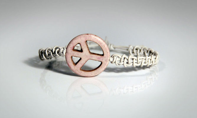 Weißes geflochtene Lederband mit rosa Peace Zeichen