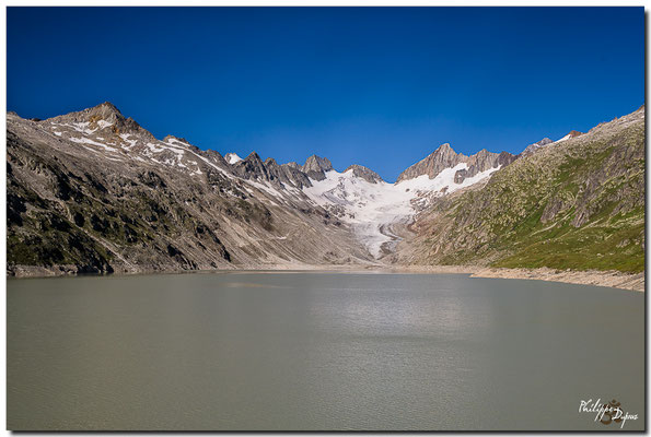 Lac du barrage de l'Oberaar 2303 m, glacier de l'Oberaar