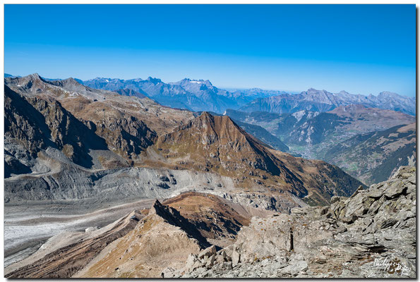 Glacier de Corbassière, Cabane de Panossière depuis le sommet du Grand Tavé 3158 m, Dents du Midi au fond