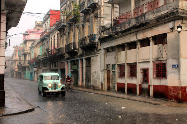 Cuba La Havanne voiture ancienne pluie