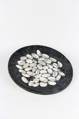   Angelika Wild-Wagner "Mikroskopie" €280,- Durchmesser 41 cm Teller aus Keramik in Plattentechnik, reserviert, glasiert, bemalt Unikat