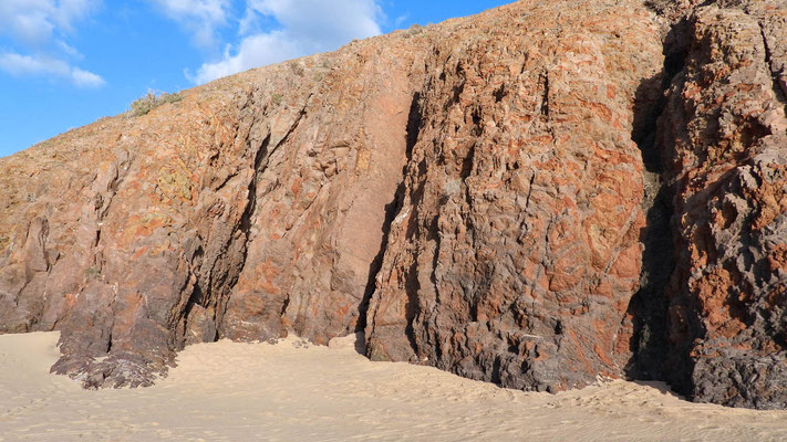 Der Felsen am Ende des Playas weist Besonderheiten auf.