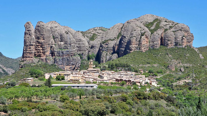 Das Dorf Agüero vor den Mallos de Agüero.