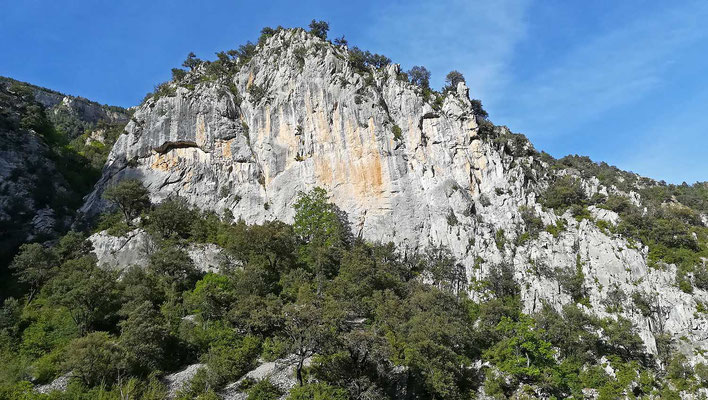 Carretera del Canon de Anisclo - ^nur selten treten die Felswände etwas auseinander.
