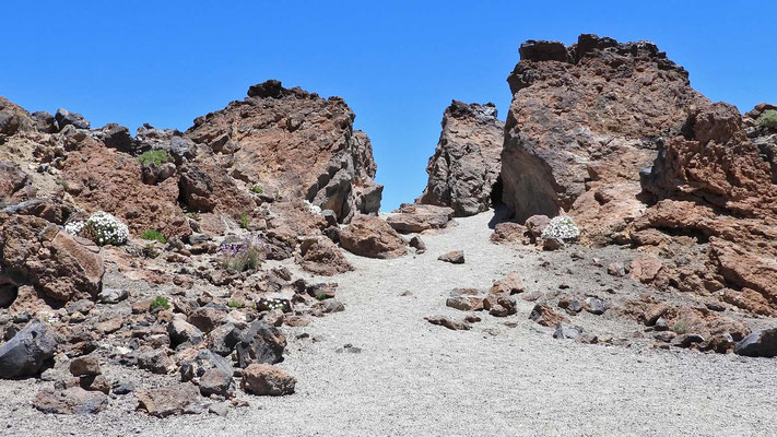 Auf dem Bimsstein liegen skurile Felsen aus dem zweiten Teil des Ausbruchs.