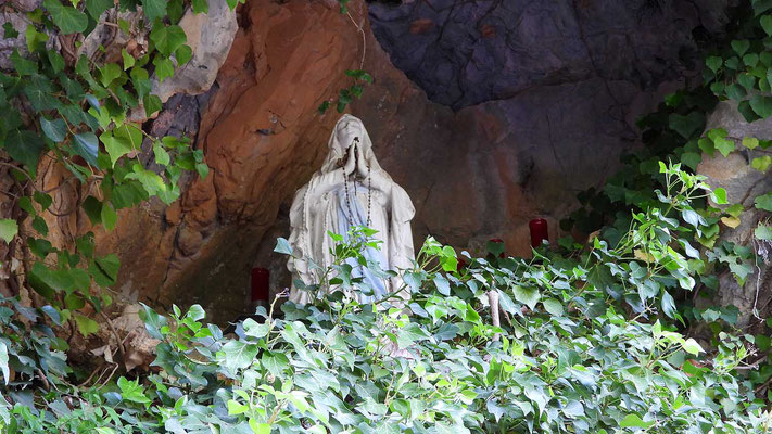 Madonna in einer Felsnische bei der Ermita de San Urbez de Anisclo.